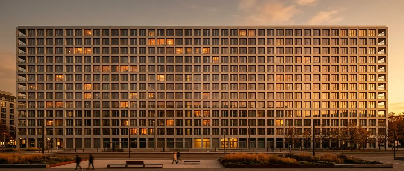 Moderne Gebäudefassade mit beleuchteten Fenstern — jeder Raum braucht einen Lichtplan