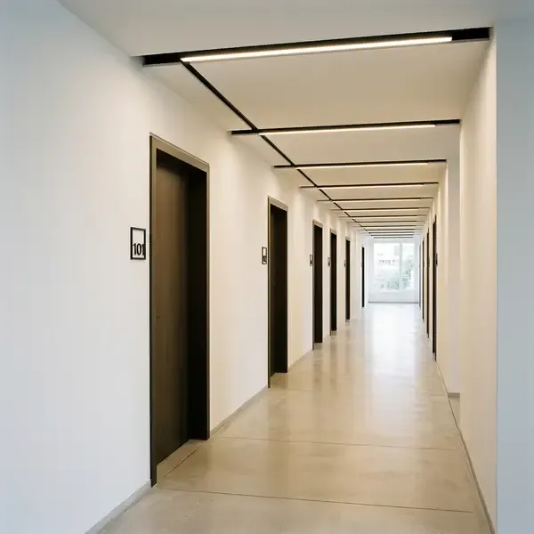 Minimalistischer Büroflur mit linearer Beleuchtung — 200 lx